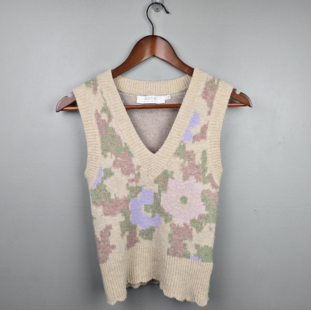 ASTR The Label Floral Pullover Knit Sweater Vest Beige Pastels Womens Size XS